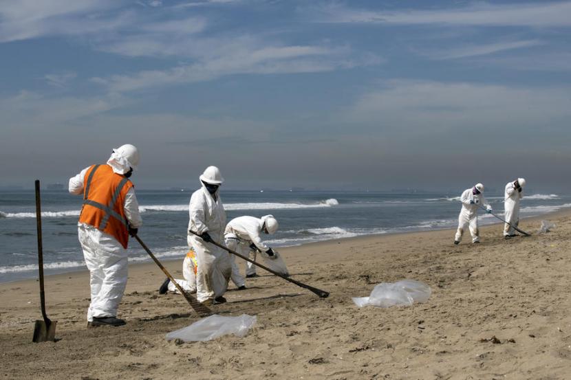 Petugas membersihkan Pantai Huntington di Kalifornia akibat tumpahan minyak, 4 Oktober 2021. 