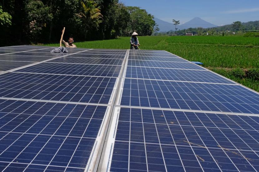Petugas membersihkan permukaan panel surya (solar cell) Pembangkit Listrik Tenaga Surya (PLTS) di persawahan Desa Krincing, Secang, Magelang, Jawa Tengah, Senin (24/8/2020). ilustrasi