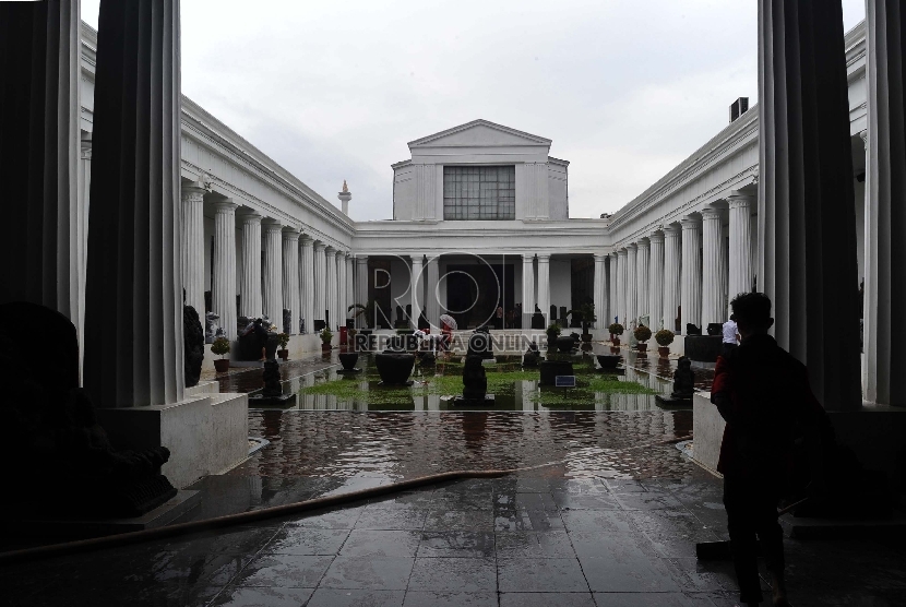 Petugas membersihkan prasasti usai banjir merendam Museum Nasional, Jakarta, Selasa (10/1).(Republika/ Tahta Aidilla)