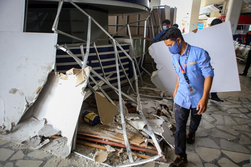 Petugas membersihkan puing fasilitas yang rusak di Terminal 3 Bandara Soekarno Hatta, Tangerang, Banten, Selasa (10/11/2020). Pasca penyambutan kedatangan Habib Rizieq Shihab (HRS), sejumlah fasilitas mengalami kerusakan akibat massa yang berdesakan di kawasan tersebut.
