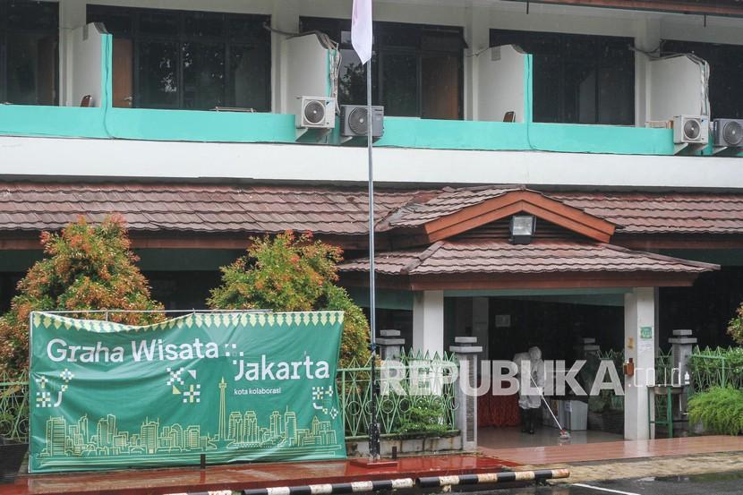 Petugas membersihkan ruang tunggu di Graha Wisata TMII, Jakarta, Selasa (8/2/2022). Pemerintah Provinsi DKI Jakarta menjadikan Graha Wisata TMII sebagai tempat isolasi bagi pasien COVID-19 dengan kapasitas 41 kamar yang dapat menampung 100 pasien. 