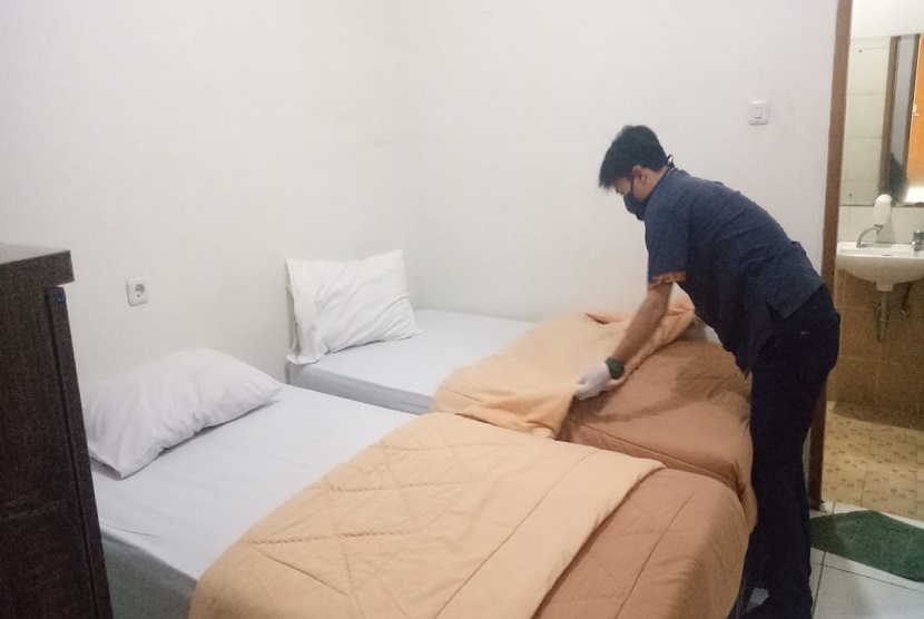 Petugas membersihkan ruangan di Wisma Kyai Maja bagi tenaga kesehatan covid-19. Pertamina Foundation akan mengubah fungsi Wisma Kyai Maja menjadi tempat penginapan sementara bagi tenaga medis yang berinteraksi langsung dengan pasien COVID-19.