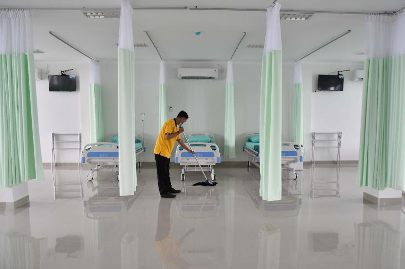 Petugas membersihkan ruangan perawatan pasien COVID-19, di RSUD (Rumah Sakit Umum Daerah) tipe D Teluk Pucung, Bekasi, Jawa Barat.