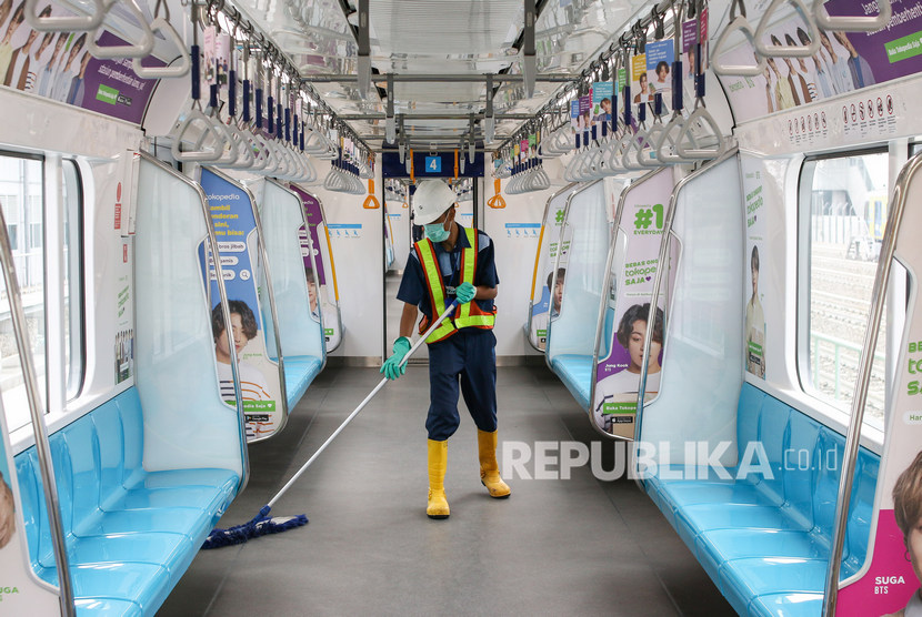 Petugas membersihkan salah satu bagian kereta di Stasiun MRT Lebak Bulus, Jakarta, Rabu (4/3/2020).(Antara/Rivan Awal Lingga)
