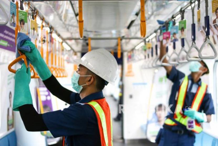 Petugas membersihkan salah satu bagian kereta di Stasiun MRT Lebak Bulus, Jakarta, Rabu (4/3/2020). Timbul kecemasan publik saat harus menggunakan transportasi publik di saat penderita corona terus bertambah.(Antara/Rivan Awal Lingga)