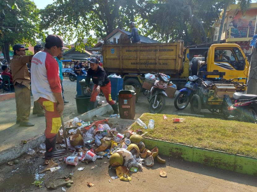 Petugas membersihkan sampah di Pantai Pangandaran, Kabupaten Pangandaran, Selasa (10/5/2022). Volume sampah di kawasan objek wisata di daerah itu mengalami peningkatan selama libur Lebaran. 