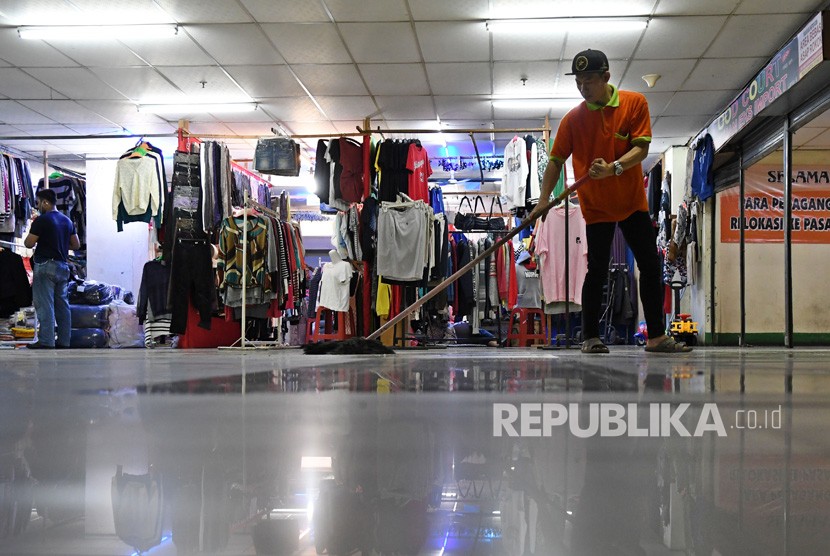 Petugas membersihkan tempat relokasi pedagang kaki lima (PKL) Pasar Senen di lantai empat Pasar Metro Atom, Pasar Baru, Jakarta, Selasa (17/12/2019).