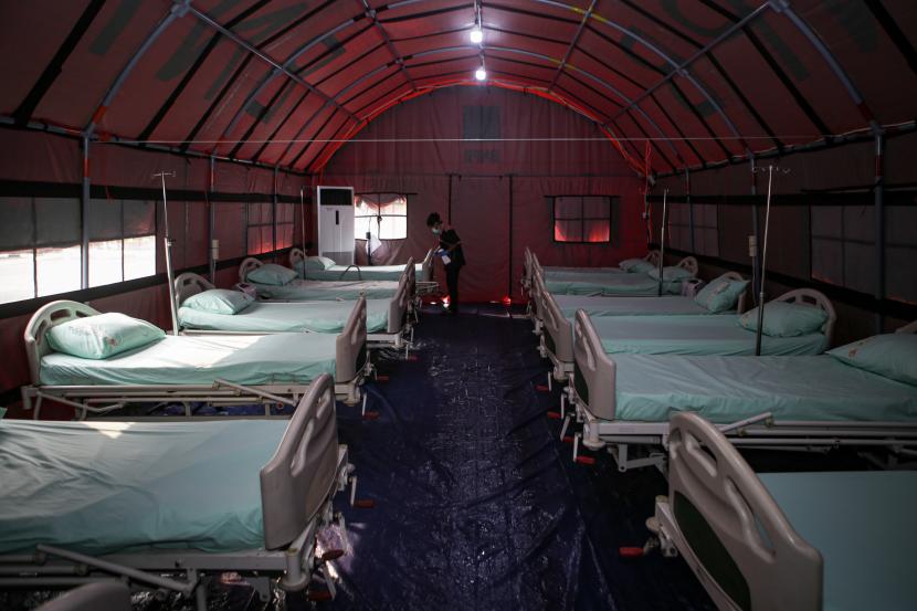 Petugas membersihkan tempat tidur di tenda darurat di RSUP dr Sitanala, Neglasari, Kota Tangerang, Senin (28/6/2021). RSUP dr Sitanala mendirikan dua tenda darurat dengan kapasitas 22 tempat tidur sebagai antisipasi lonjakan kasus COVID-19 di rumah sakit tersebut.