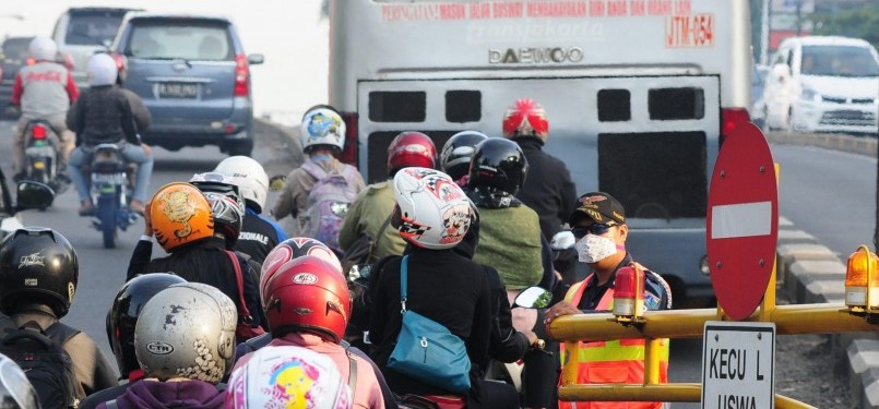 petugas membiarkan sejumlah sepeda motor masuk ke jalur khusus Bus TransJakarta (Busway), Jalan Warung Buncit Raya, Jakarta Selatan, Selasa (17/1). (Republika/Aditya Pradana Putra)