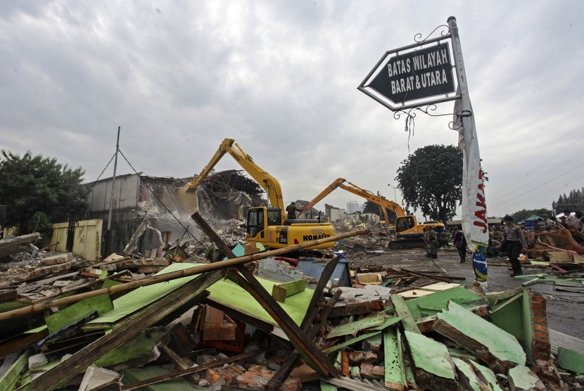 Petugas membongkar bangunan menggunakan alat berat di kawasan Kalijodo, Jakarta, Senin (29/2).