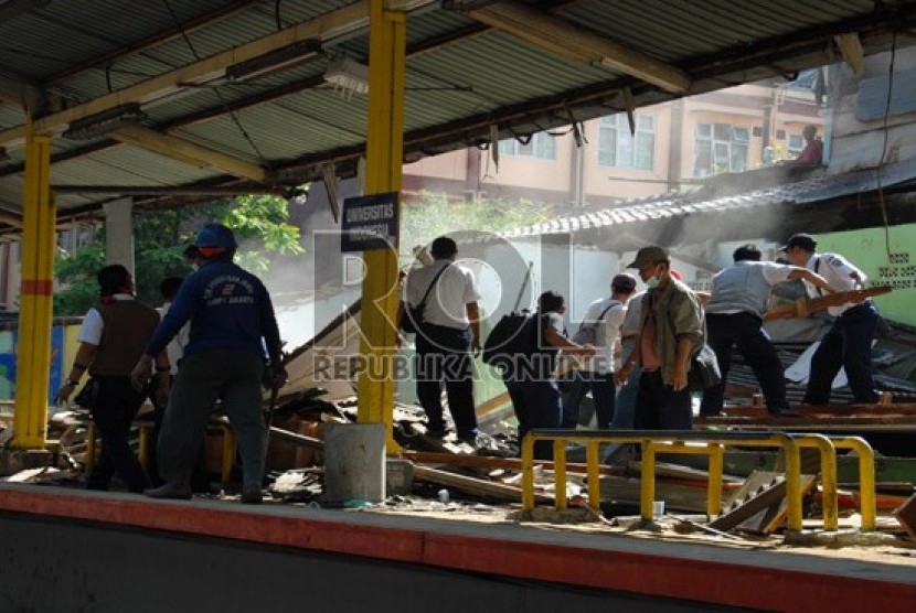  Petugas membongkar kios-kios pedagang di Stasiun UI, Depok, Jawa Barat, Rabu (29/5).  (Republika/Rakhmawaty La'lang)