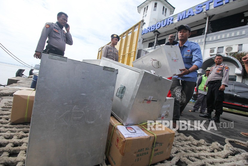 Petugas membongkar muatan truk berisi logistik Pilkada Jatim 2018 untuk dimuat ke kapal KM Sabuk Nusantara 56 di Dermaga Jamrud Utara, Pelabuhan Tanjung Perak, Surabaya, Jawa Timur, Kamis (21/6).