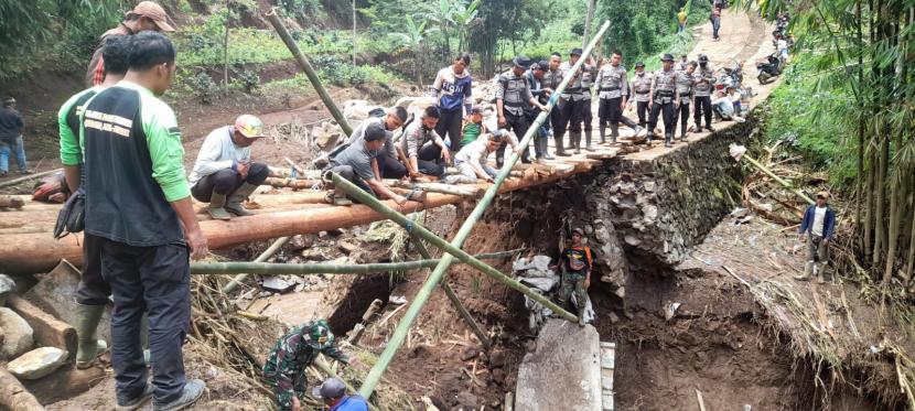 Petugas membuat jembatan darurat di Desa Sukakilah, Kecamatan Sukaresmi, Kabupaten Garut, Senin (8/11). Sebelumnya, jembatan di wilayah itu rusak akibat terdampak banjir bandang pada Sabtu (6/11). 