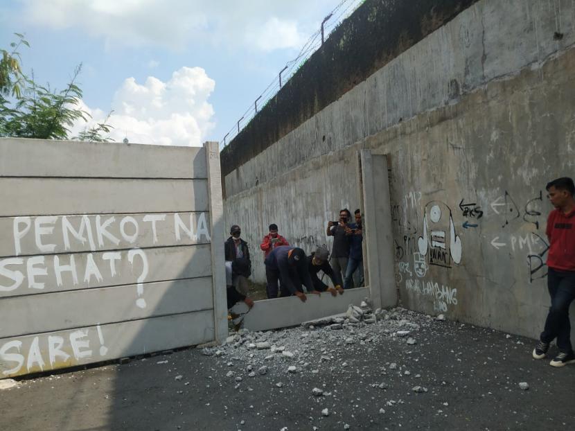 Petugas membuka akses jalan ke SDN 2 Tugu Kota Tasikmalaya, Selasa (7/9). Sebelumnya akses jalan menuju sekolah itu sempat ditutup tembok beton oleh pemiliknya. 