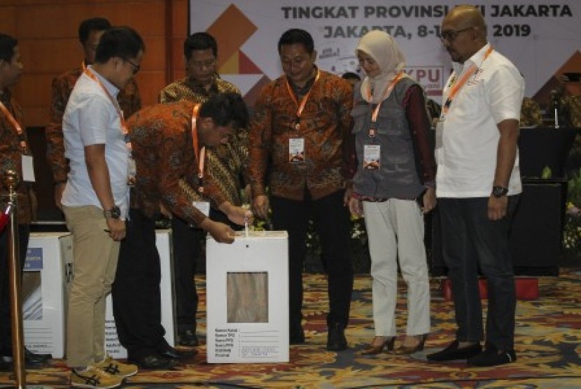 Petugas membuka kotak suara saat rapat pleno terbuka rekapitulasi dan penetapan hasil penghitungan perolehan suara Pemilu 2019 tingkat provinsi DKI Jakarta di Hotel Bidakara, Jakarta, Kamis (9/5/2019). KPU DKI Jakarta menggelar rapat pleno rekapitulasi hasil penghitungan perolehan suara Pemilu 2019 mencakup wilayah Kepulauan Seribu, Jakarta Pusat, Jakarta Selatan, Jakarta Utara, Jakarta Barat dan Jakarta Timur yang berlangsung hingga Minggu, 12 Mei 2019. 