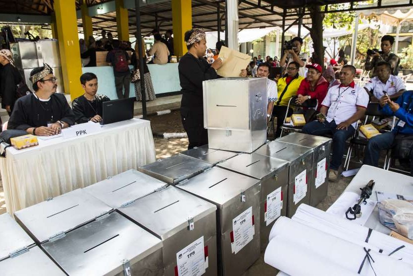 Petugas membuka kotak suara saat simulasi Rekapitulasi Suara Pemilu 2019 Tingkat Kecamatan di Gedebage, Bandung, Jawa Barat, Selasa (3/10).