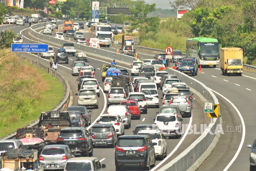 Petugas memecah arus lalu lintas dengan rekayasa contra flow, di KM 429,  menjelang pintu masuk Rest Area KM 429 A ruas tol Semarang- Solo, Jumat  (31/5).