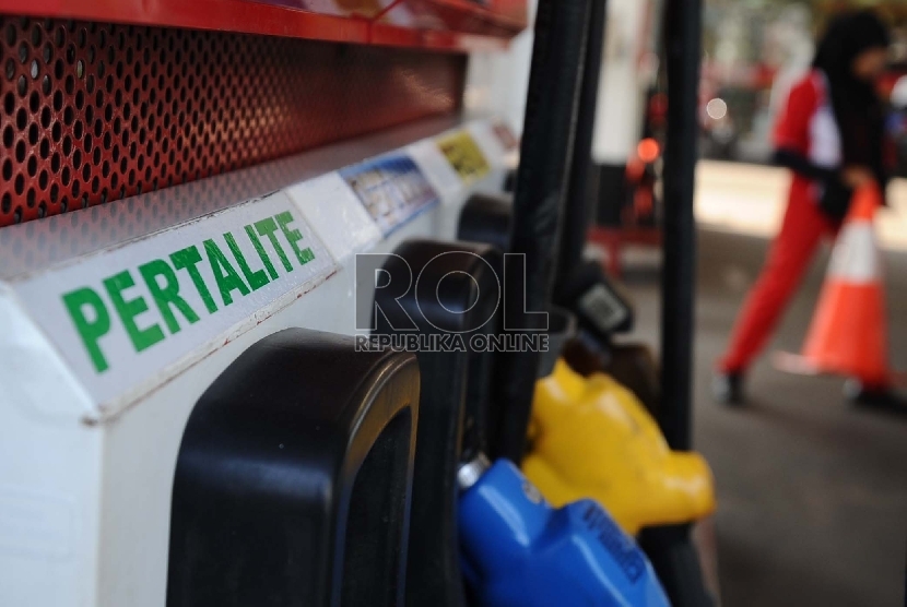  Petugas memegang keran pompa bensin jenis Pertalite di SPBU, Jakarta, Rabu (22/7).  (Republika/Tahta Aidilla)