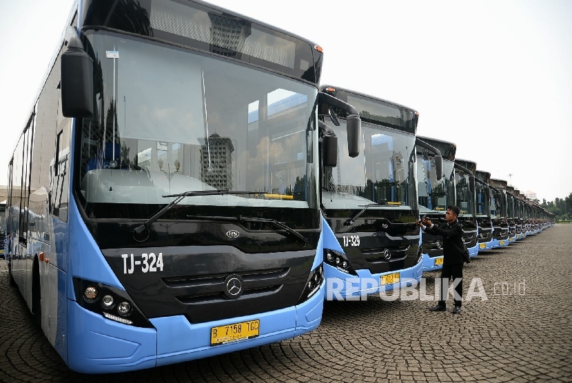 Petugas memerika kondisi bus terbaru Transjakarta di Halaman Monas, Jakarta, Rabu (19/10)