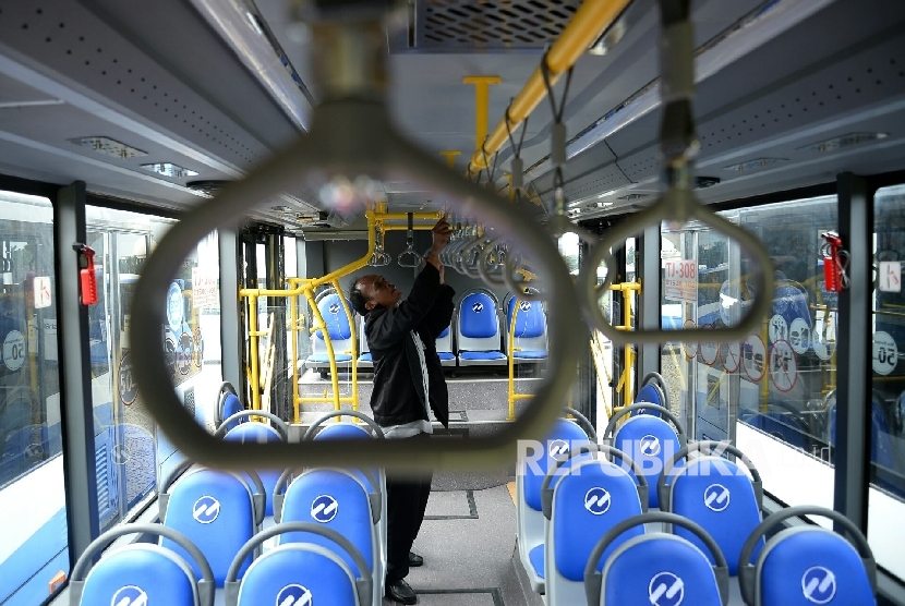 Petugas memerika kondisi bus terbaru Transjakarta di Halaman Monas, Jakarta, Rabu (19/10).