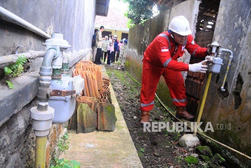  Petugas memerikas meteran jaringan gas di rumah warga di Desa Cidahung, Subang, Jawa barat, Jumat (7/4).