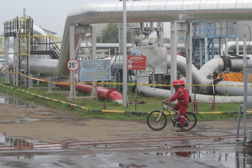 Petugas memeriksa area penyaring minyak pasca terbakar di Stasiun Pengumpul minyak milik Pertamina EP, di Balongan, Indramayu, Jawa Barat, Senin (4/2/2019). 