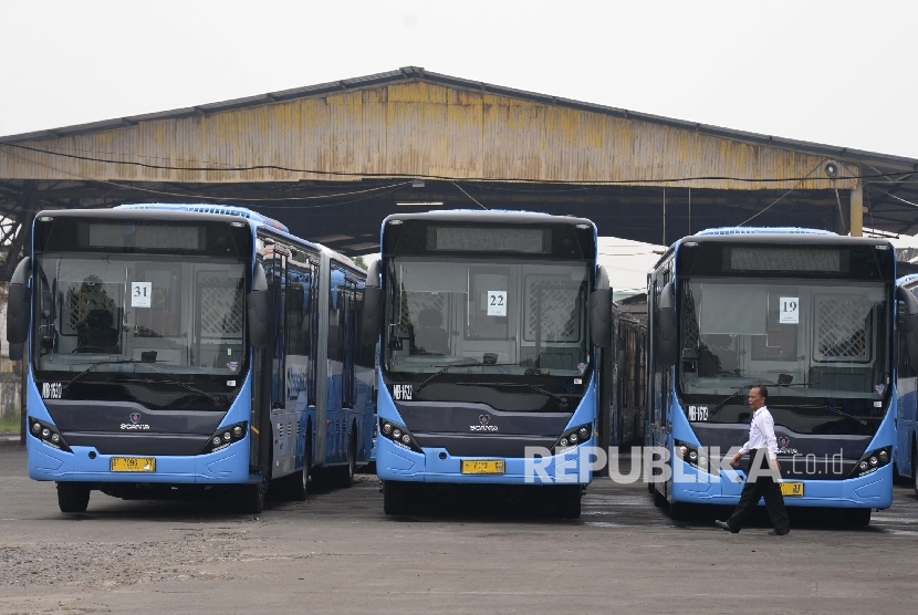 Petugas memeriksa Articulated Bus TransJakarta (gandeng) di pool Klender, Jakarta, Selasa (26/4).  (Republika /Yasin Habibi)