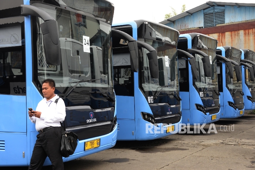 Petugas memeriksa Articulated Bus TransJakarta (gandeng) di pool Klender, Jakarta, Selasa (26/4).  (Republika /Yasin Habibi)