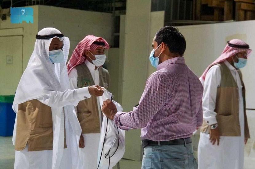 Petugas memeriksa barang bawaan pengunjung di Masjidil Haram, Arab Saudi. Kepresidenan Dua Masjid Suci Resmi Luncurkan Kartu Identitas untuk Jamaah