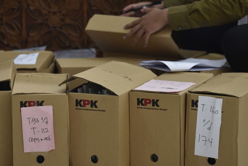 Petugas memeriksa barang bukti dalam sidang praperadilan Setya Novanto terhadap KPK terkait status tersangka kasus dugaan korupsi KTP Elektronik di Pengadilan Negeri Jakarta Selatan, Jakarta, Senin (25/9).