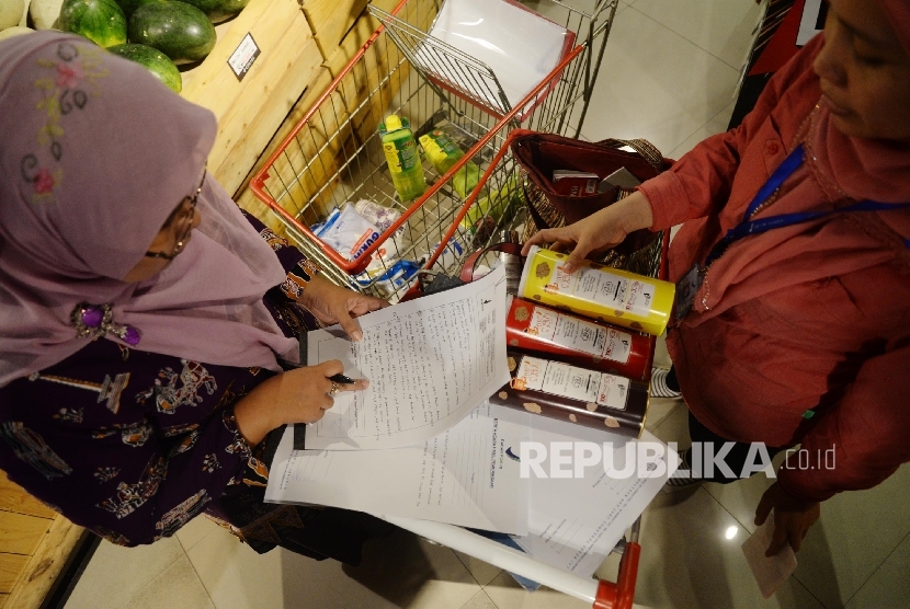 Petugas memeriksa beberapa makanan saat inspeksi mendadak (sidak) di Pasar Modern Gelael, Jakarta Selatan, Selasa (7/6). (Republika/Yasin Habibi)