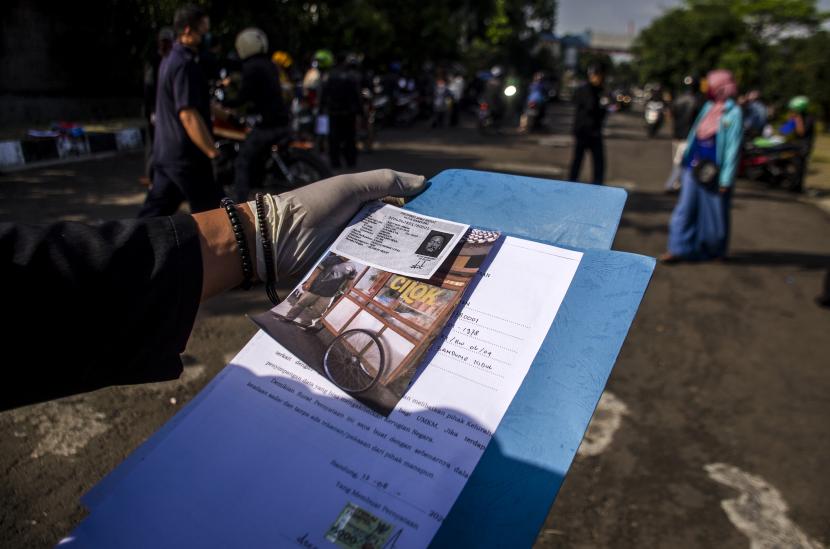 Petugas memeriksa berkas pendaftaran dana hibah pelaku UMKM di Gedung Senbik, Bandung, Jawa Barat. (ilustrasi)