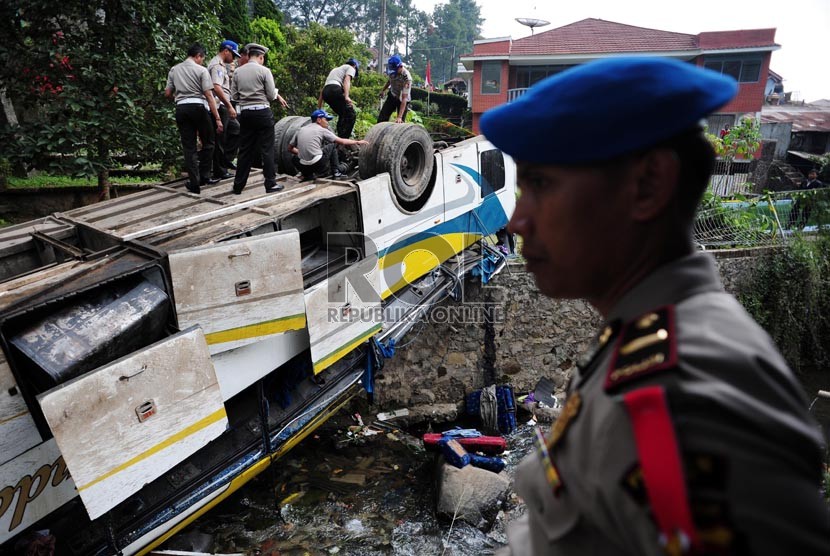  Petugas memeriksa Bus Giri Indah yang mengalami kecelakaan di Desa Tugu, Cisarua, Bogor, Jabar, Rabu (21/8). (Republika/Edwin Dwi Putranto)