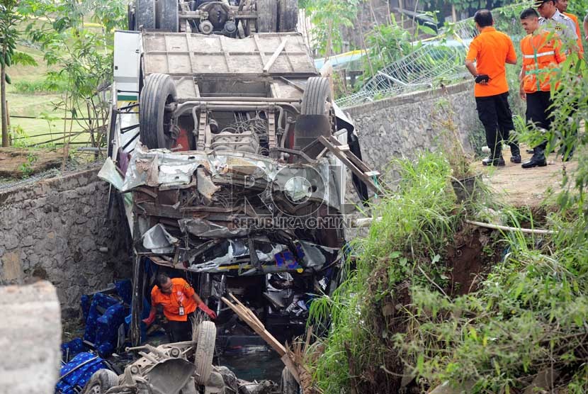  Petugas memeriksa Bus Giri Indah yang mengalami kecelakaan di Desa Tugu, Cisarua, Bogor, Jabar, Rabu (21/8). (Republika/Edwin Dwi Putranto)