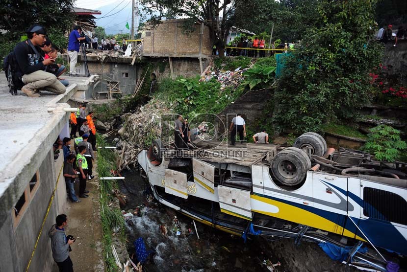  Petugas memeriksa Bus Giri Indah yang mengalami kecelakaan di Desa Tugu, Cisarua, Bogor, Jabar, Rabu (21/8). (Republika/Edwin Dwi Putranto)