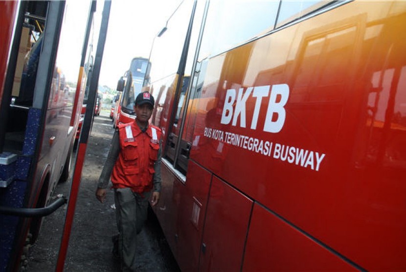 Petugas memeriksa bus TransJakarta dan Bus Kota Terintegrasi Busway (BKTB) baru di Pool TransJakarta, Cawang, Jakarta Timur, Senin (10/2).  