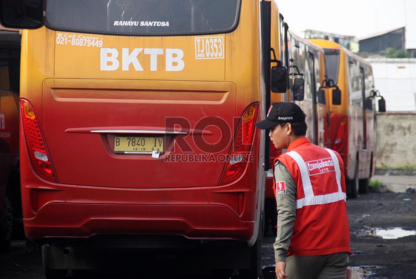 Petugas memeriksa Bus TransJakarta dan Bus Kota Terintegrasi Busway (BKTB) baru di Pool TransJakarta, Cawang, Jakarta Timur, Senin (10/2).