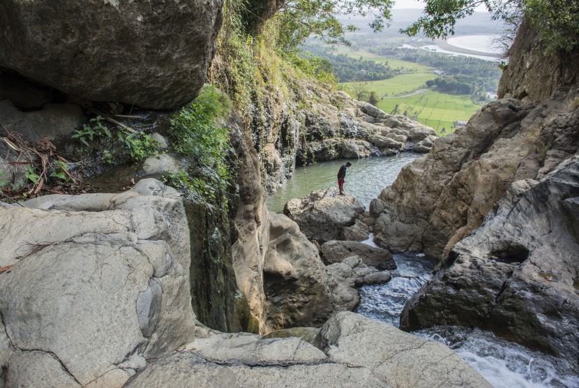 Petugas memeriksa curug di kawasan wisata alam Curug Hepi, Geopark Ciletuh, Kabupaten Sukabumi, Jawa Barat.