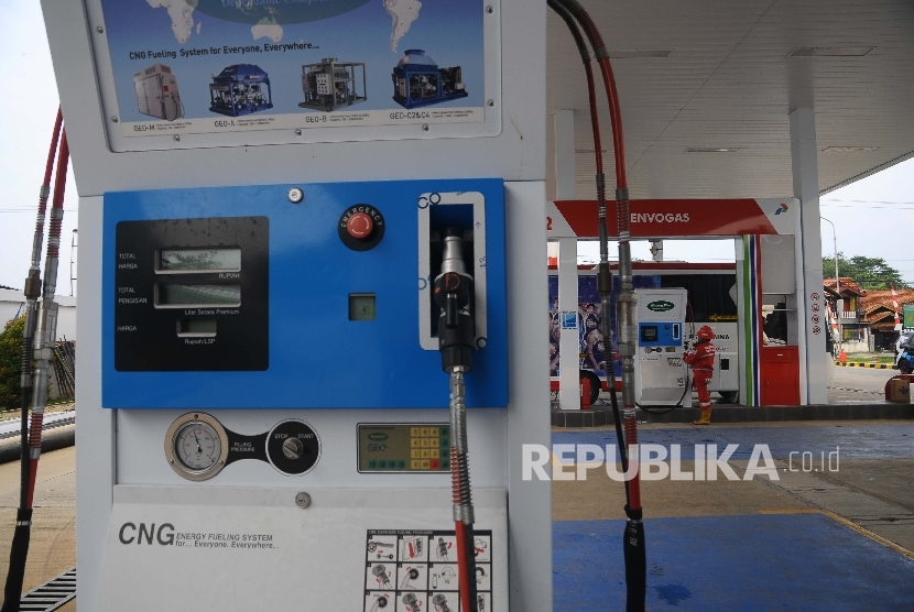 Petugas memeriksa dispenser gas saat peresmian SPBG Subang, Jawa barat, Jumat (7/4).