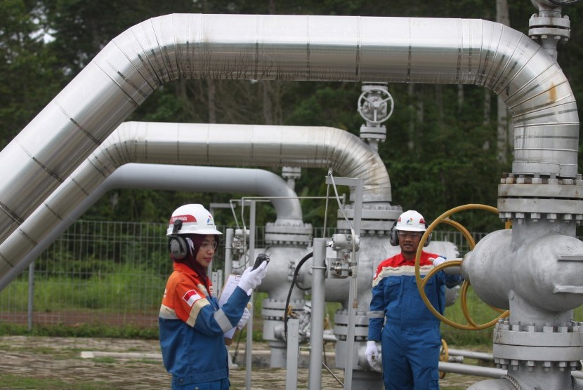 Petugas memeriksa fasilitas produksi energi panas bumi di sumur produksi Cluster D PT. Pertamina Geothermal Energy Area Ulubelu, Lampung, Senin (14/12). 