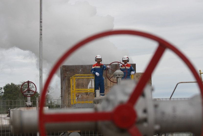 Petugas memeriksa fasilitas produksi energi panas bumi di sumur produksi Cluster D PT. Pertamina Geothermal Energy Area Ulubelu, Lampung, Senin (14/12). 