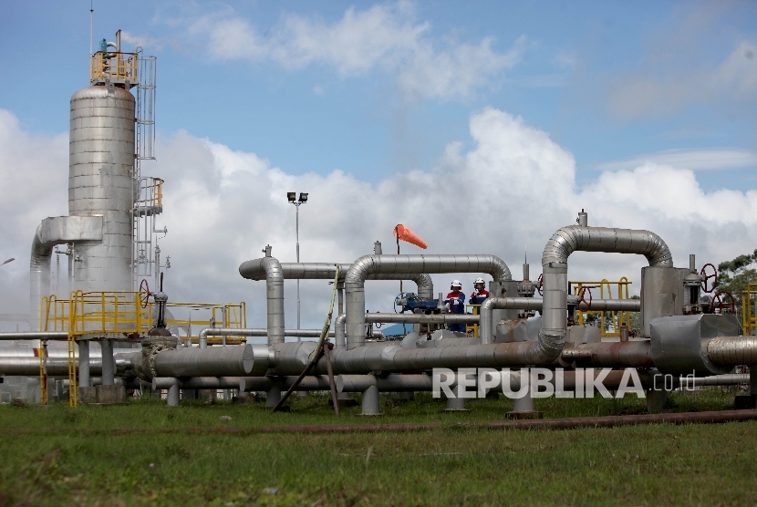 Petugas memeriksa fasilitas produksi energi panas bumi di sumur produksi Cluster D PT. Pertamina Geothermal Energy Area Ulubelu, Tanggamus, lampung, Jumat (16/6).