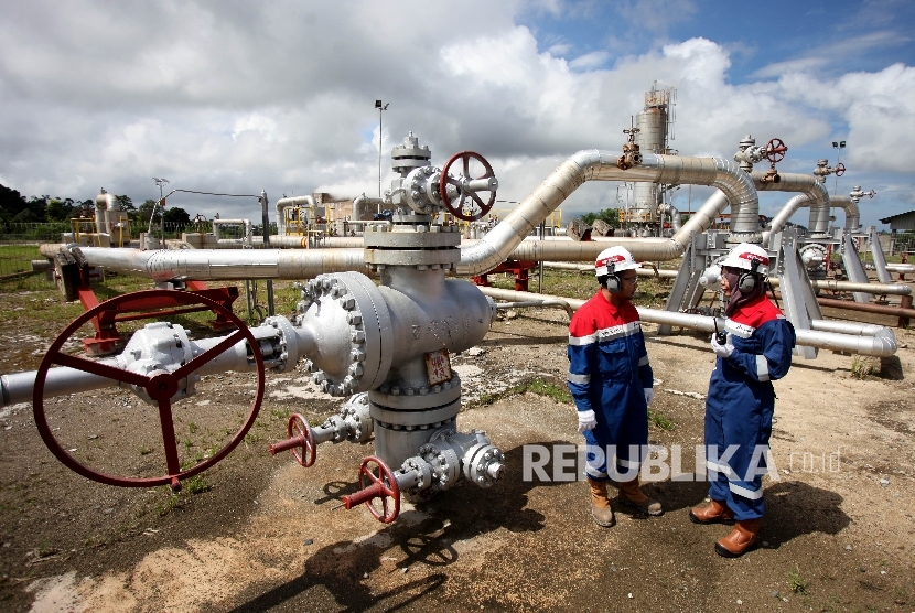 Petugas memeriksa fasilitas produksi energi panas bumi di sumur produksi Cluster D PT. Pertamina Geothermal Energy Area Ulubelu, Tanggamus, lampung, Jumat (16/6).