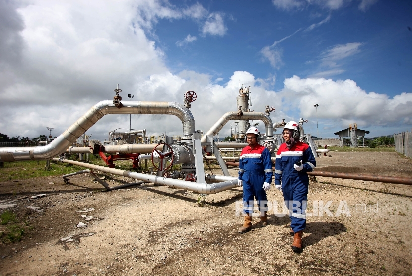 Petugas memeriksa fasilitas produksi energi panas bumi di sumur produksi Cluster D PT. Pertamina Geothermal Energy Area Ulubelu, Tanggamus, lampung, Jumat (16/6).