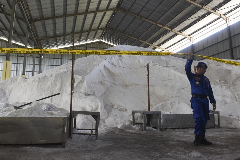Petugas memeriksa garam milik PT Garam (persero) yang disegel di dalam gudang oleh Tim Satgas Pangan Mabes Polri di Gresik, Jawa Timur, Rabu (7/6). 