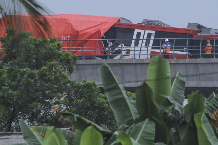 Petugas memeriksa gerbong kereta LRT yang mengalami kecelakaan di ruas Cibubur-TMII, Jakarta, Senin (25/10/2021). Dua kereta ringan lintas rel terpadu (LRT) Jabodebek mengalami kecelakaan di jalur layang ruas Cibubur-TMII pada pukul 12.30 WIB dan hingga kini masih dalam proses pemeriksaan. 