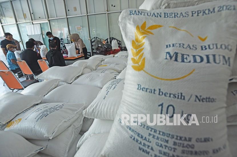 Petugas memeriksa identitas warga penerima bantuan beras PPKM di Serang, Banten, pekan lalu. Bulog menyatakan all out dalam penyaluran beras PPKM.