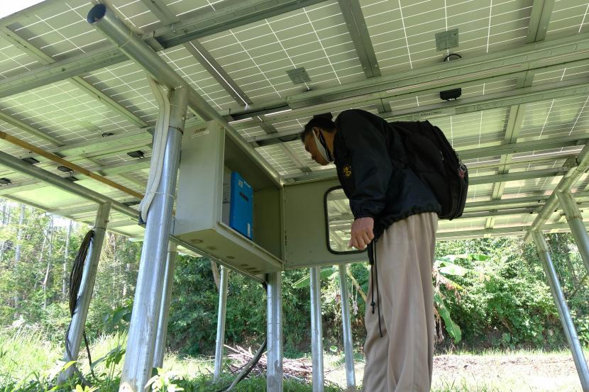 Petugas memeriksa instalasi PLTS di persawahan desa (ilustrasi). PLN terus meningkatan rasio elektrifikasi di berbagai daerah di Sumatra Utara.