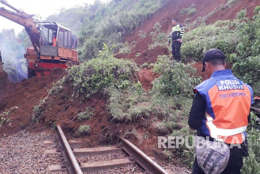 Petugas memeriksa jalur kereta api yang tertutup longsor (ilustrasi)