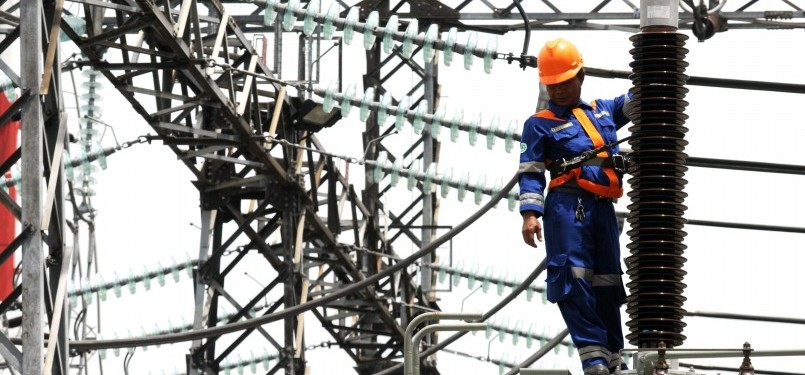 Petugas memeriksa jaringan listrik di Gardu Induk Tangerang Baru, Banten, Kamis (9/2). (Republika/Wihdan Hidayat)